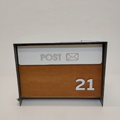 почтовый ящик с дверцей и надписью
